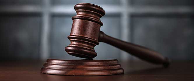 lei-14133-de-2021-critérios-de-julgamento Quais os critérios de julgamento da Lei 14133? Na imagem, martelo da justiça em alusão a quais as formas de julgamento do processo licitatório previstas na Nova Lei de Licitação.