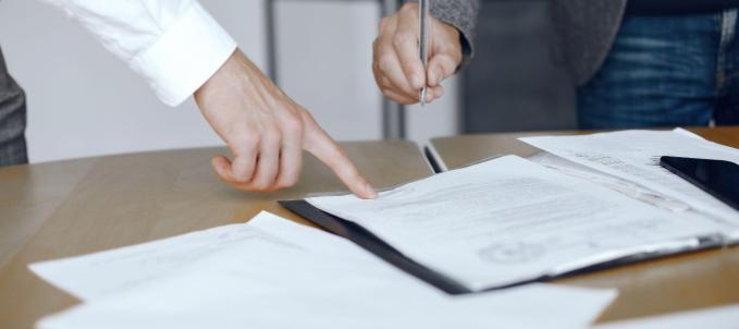 tipos de garantia em contratos administrativos: na imagem, pessoa apontando para contrato representando tipos de garantias