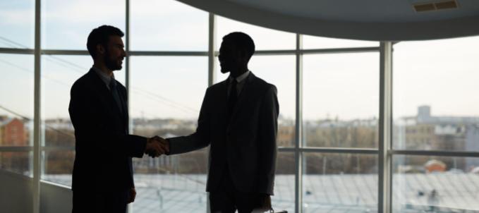 como-funciona-a-carta-fianca Com funciona a carta fiança? Na imagem, dois homens fechando acordo, que terá a carta fiança como garantia de cumprimento