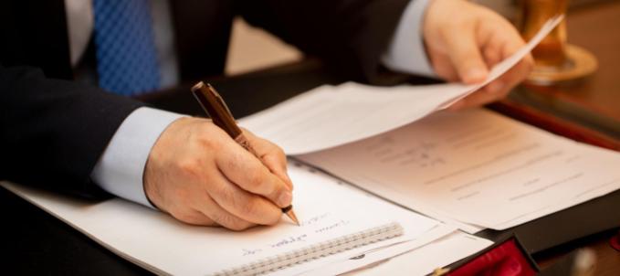 seguro-garantia-na-licitacao O que é seguro garantia licitação? Na imagem, dono de empresa entendendo quais as fases do processo licitatório e como funciona seguro garantia licitação nesse contexto.