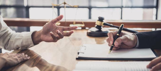 Quais as etapas do processo de licitação? Na imagem, dono de empresa entendendo quais são as fases do processo licitatório na Lei 14.133 21.