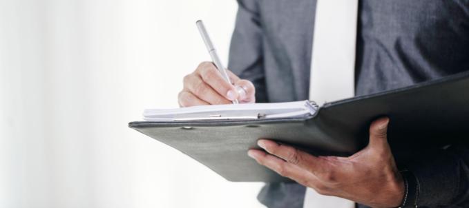 É possível a exigência de laudo técnico ou amostras em licitações? Na imagem, dono de empresa entendendo sobre o assunto 