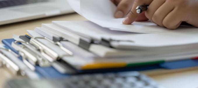O que diz a lei 14133 sobre atestado de capacidade técnica? Na imagem, dono de empresa entendendo sobre o princípio da razoabilidade.