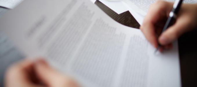 atestado-de-capacidade-tecnica É obrigatório emitir atestado de capacidade técnica? Na imagem, pessoa assinando documento em alusão a atestado de capacidade técnica