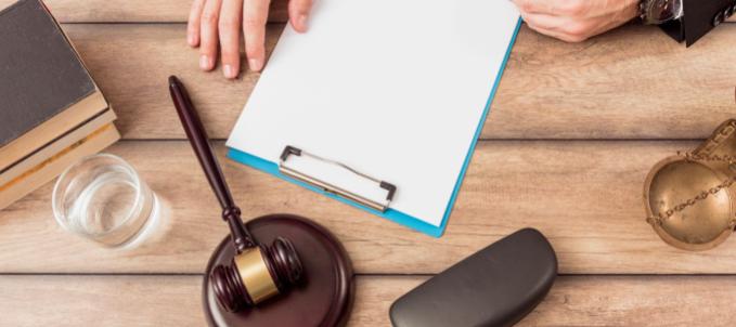 Quais são os quatro tipos de licitação? Na imagem, prancheta e martelo da justiça representando o princípio de formalismo moderado 