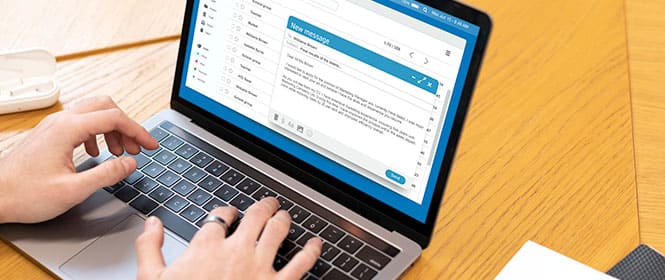 Como faço para ver meu certificado MEI? Na imagem, microempreendedor individual consultando seu documento para aumentar as chances em licitações