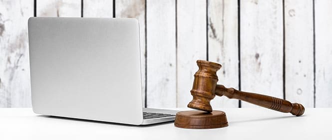 Qual lei regulamenta o pregão? Na imagem, martelo da justiça implementa lei 10520 