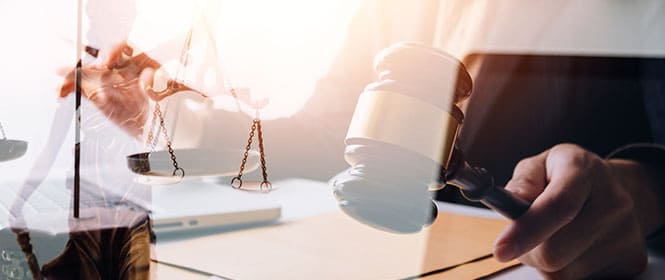 Como ficou a publicidade do edital na nova Lei de Licitações? Na imagem, martelo da justiça determina novas regras para licitações de serviços de publicidade