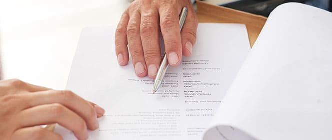 Qual é o objetivo da licitação? Na imagem, empresário se inteirando sobre os requisitos para participar de uma licitação 