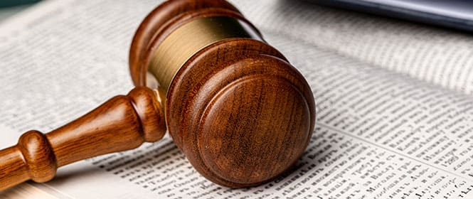 O que é RDC na lei? Na imagem, martelo da justiça reforça que a lei 12.462 prevê três tipos de licitações