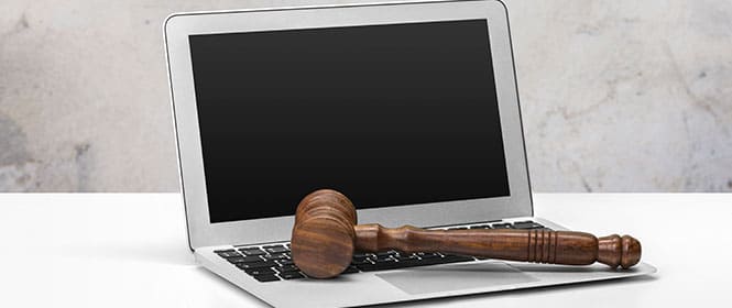 Lei do Pregão: Na imagem, martelo da justiça reforça lei 10520, que regulamenta o processo, incluindo os dois tipos de pregão, eletrônico e presencial 