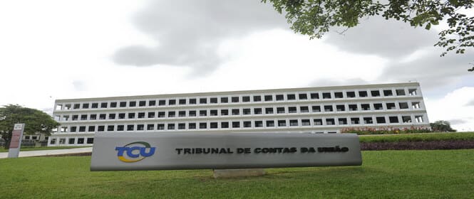 Qual a jurisprudência relevante sobre qualificação técnica em licitações? Na imagem, fachada no TCU (Tribunal de Contas da União), que vem se consolidando sobre aspectos de habilitação técnica em licitação e contratos administrativos.